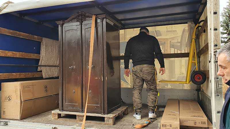 antik-pancelszekreny-szallitas-rakterben Antik páncélszekrény biztonságos szállítása teherautó rakterében raklapra rögzítve