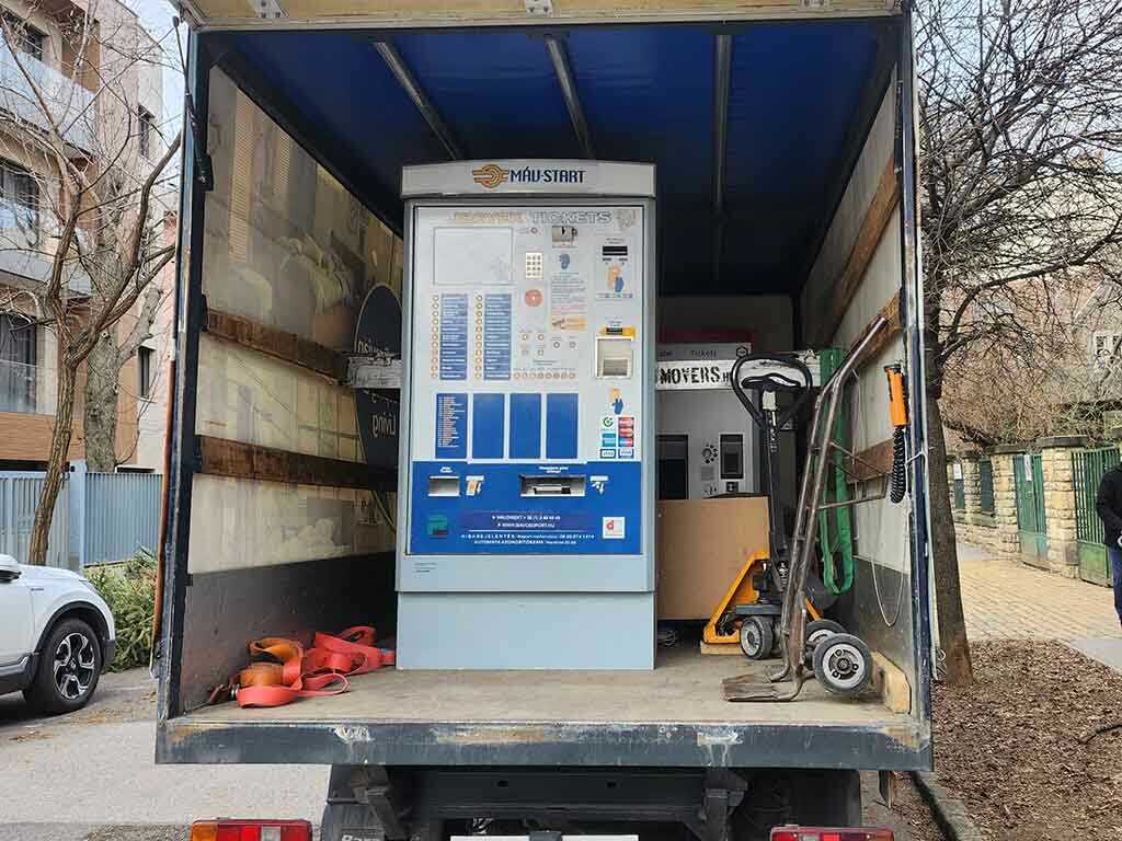 Jegyautomata biztonságos szállítása teherautón rakományrögzítéssel