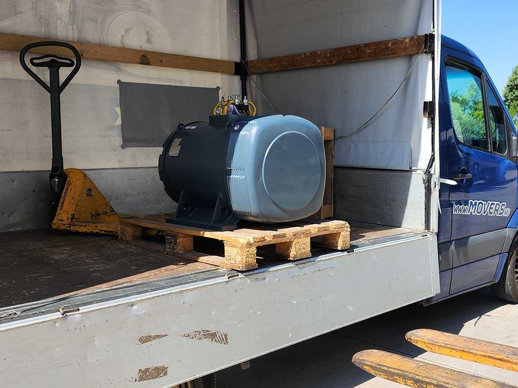 1,5 tonnás liftmotor szállítása és helyszínen mozgatása