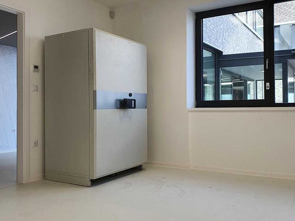 modern-pancelszekreny-elhelyezese Páncélszekrény végső elhelyezése irodahelyiségben