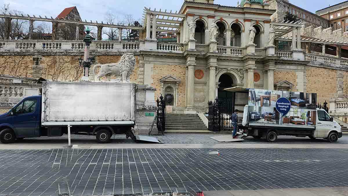 Movers.hu teherautók a Várkert Bazárnál – professzionális nehéz tárgy és páncélszekrény szállítás