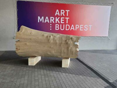 A 650 kg-os műtárgy kiállítva az Art Market Budapest főbejárata előtt, fa talpakon elhelyezve.