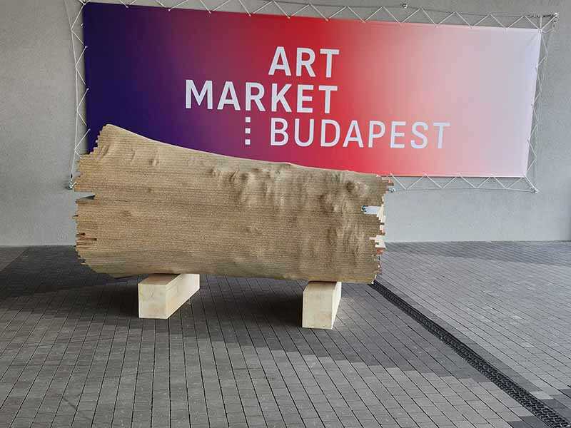 A 650 kg-os műtárgy kiállítva az Art Market Budapest főbejárata előtt, fa talpakon elhelyezve.