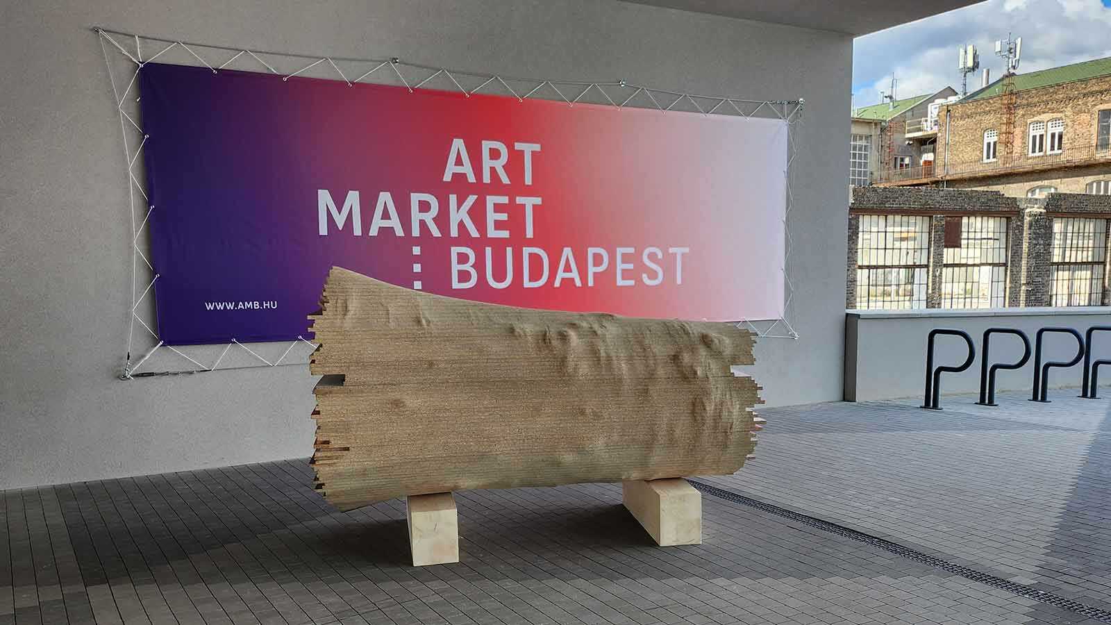 A 650 kg-os műtárgy végleges kiállítási pozícióban, másik nézőpontból az Art Market Budapest bejáratánál.