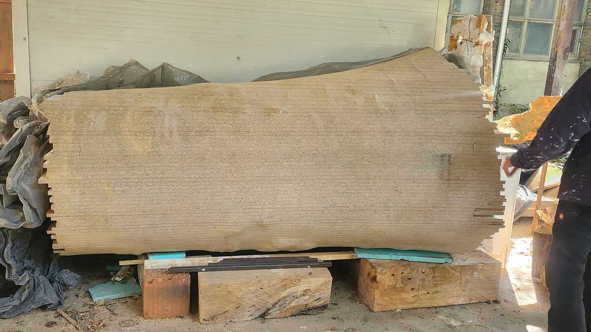 A 2,5 méteres, 650 kg-os műtárgy a műteremben, szállítás előtti állapotban.