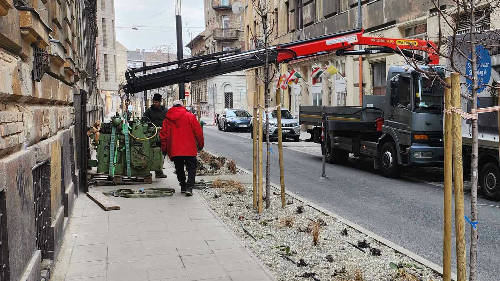 Nehézgép rakodása és elszállítása darus teherautóval