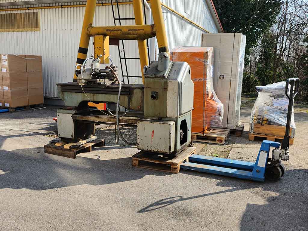 Nehézgép szállítás ipari környezetben, emeléssel és biztonságos rakodással.