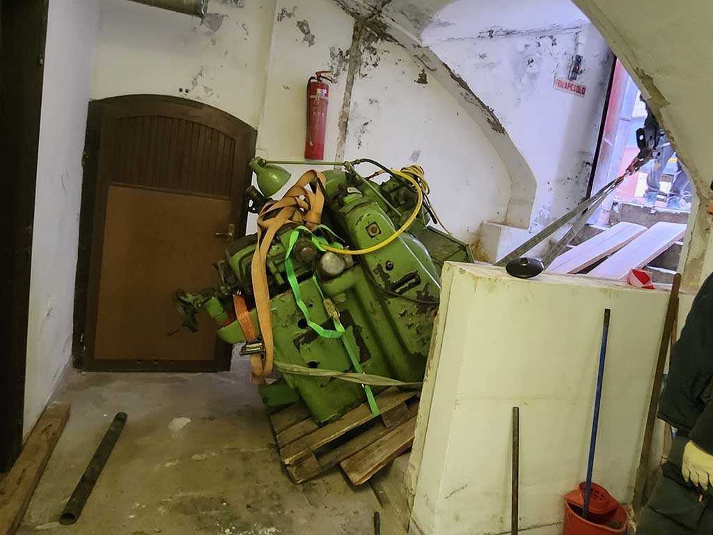 Nehézgép szállítás lépcsőn daruval felhúzással