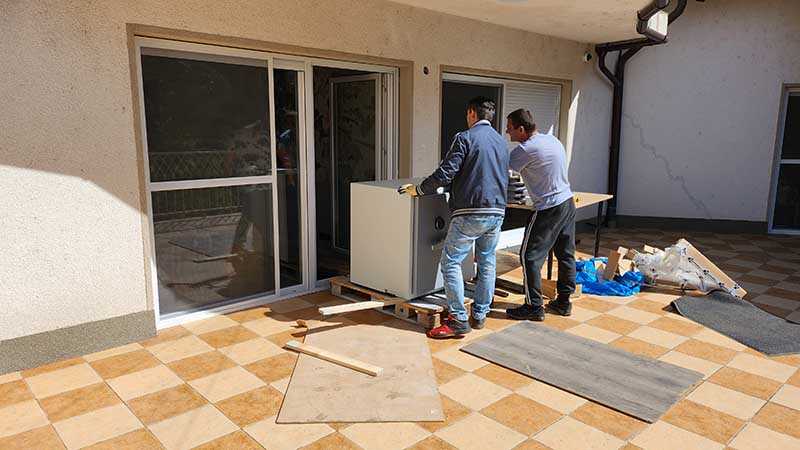 pancelszekreny-bepakolasa-teraszrol-lakasingatlanba Páncélszekrény mozgatása családi ház teraszán, raklapokon és csúszófelületen keresztül