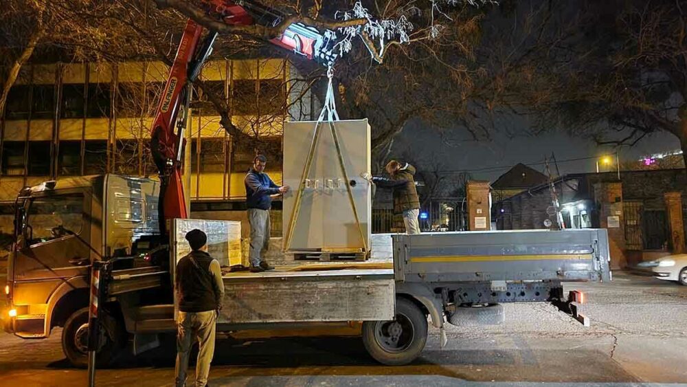 pancelszekreny-daruzasa-teherautorol-ejjel Nehéz páncélszekrény daruzása teherautóról éjszakai munkavégzés során