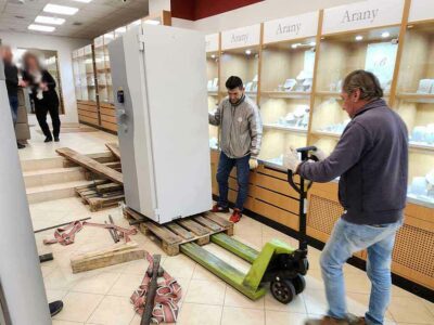 pancelszekreny-mozgatas Páncélszekrény mozgatás ékszerüzletben – szakemberek speciális eszközökkel lépcsőn történő mozgatást végeznek.