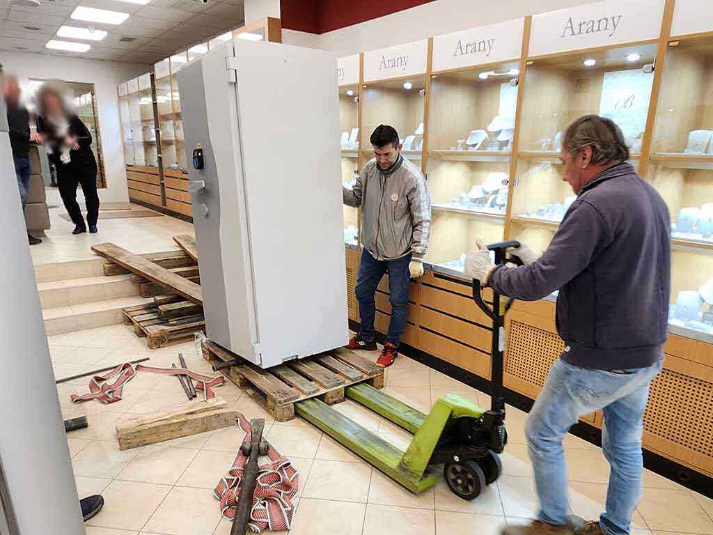 pancelszekreny-mozgatas Páncélszekrény mozgatás ékszerüzletben – szakemberek speciális eszközökkel lépcsőn történő mozgatást végeznek.