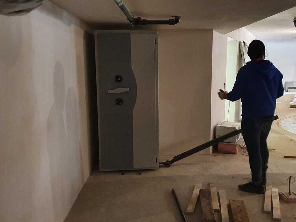 pancelszekreny-mozgatas-szuk-helyen Páncélszekrény mozgatása szűk alagsori helyen speciális görgőkkel és profi csapattal.