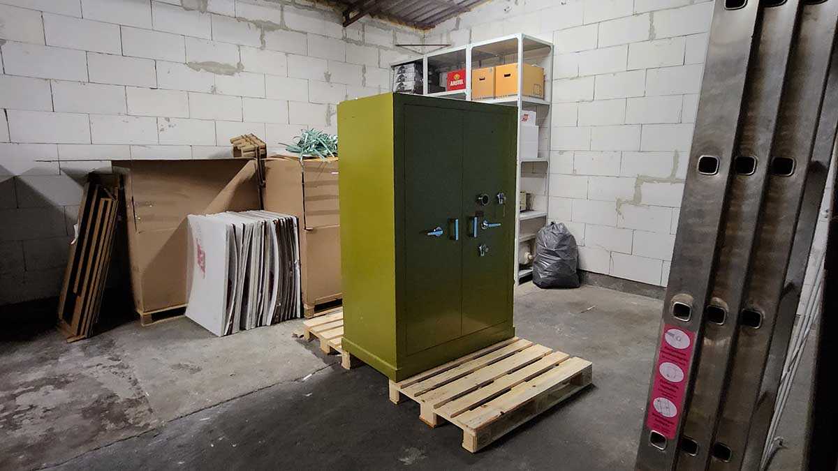 Szállításhoz előkészített páncélszekrény raktárban, raklapra helyezve.
