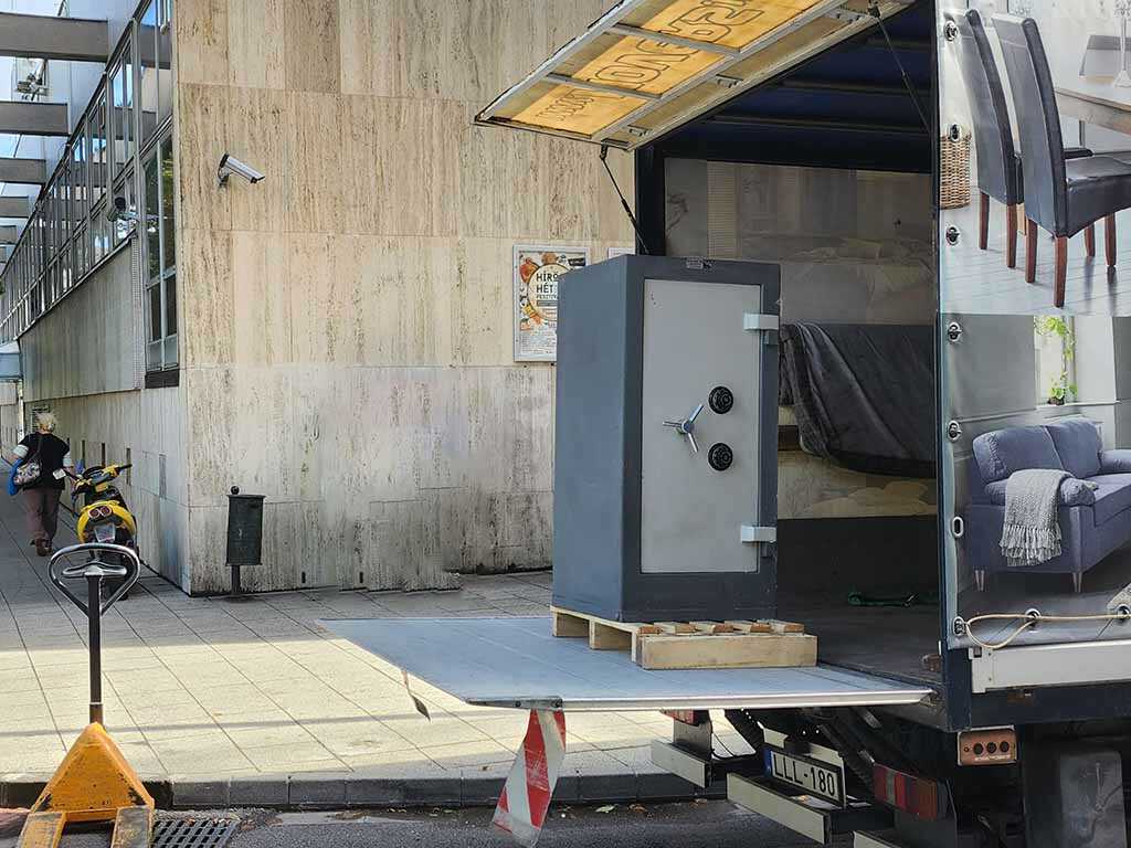 pancelszekreny-szallitas-teherautoval Páncélszekrény biztonságos szállítása teherautóval és emelőhátfallal.