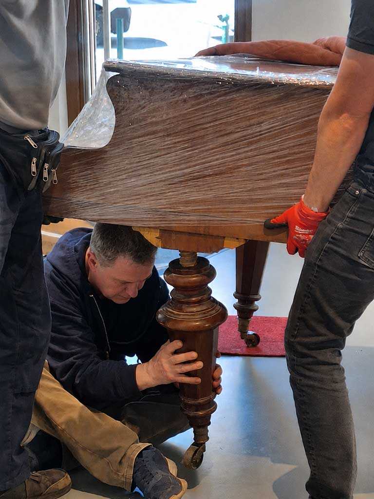 A muzeális Thék Endre zongora helyszíni mozgatása a múzeumban
