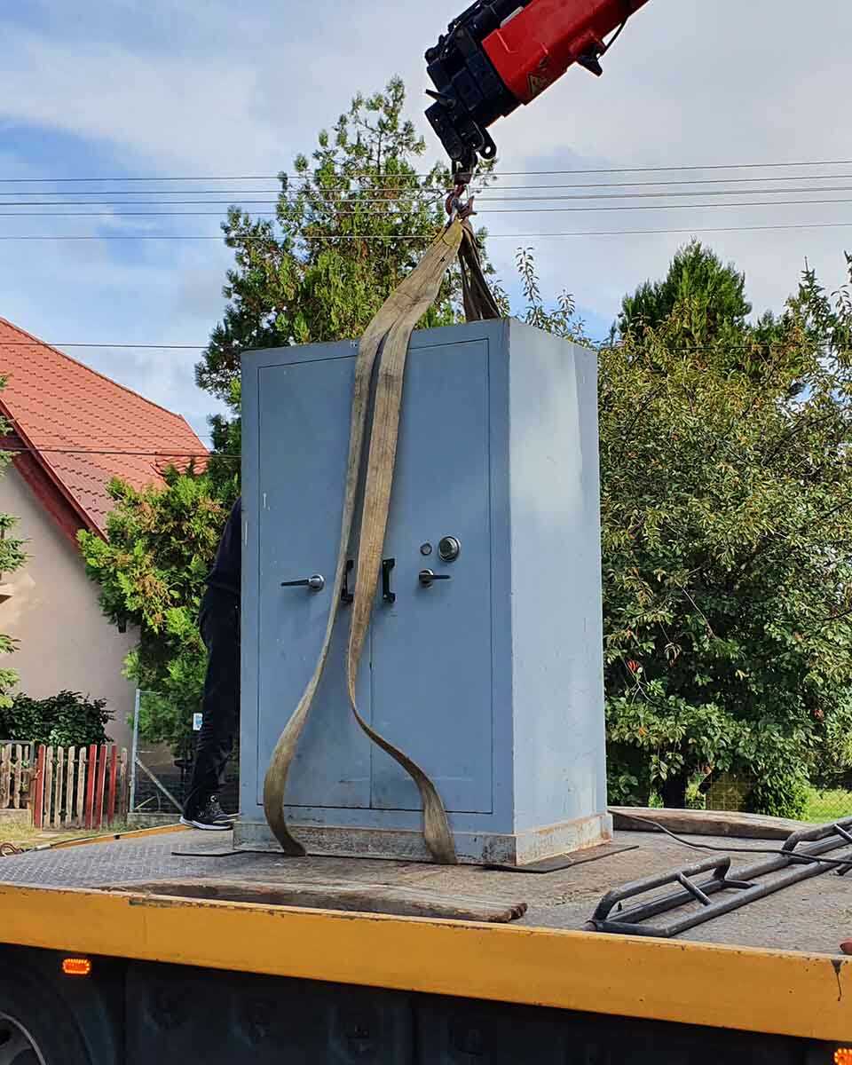 sulyos toldi páncélszekrény daruzása