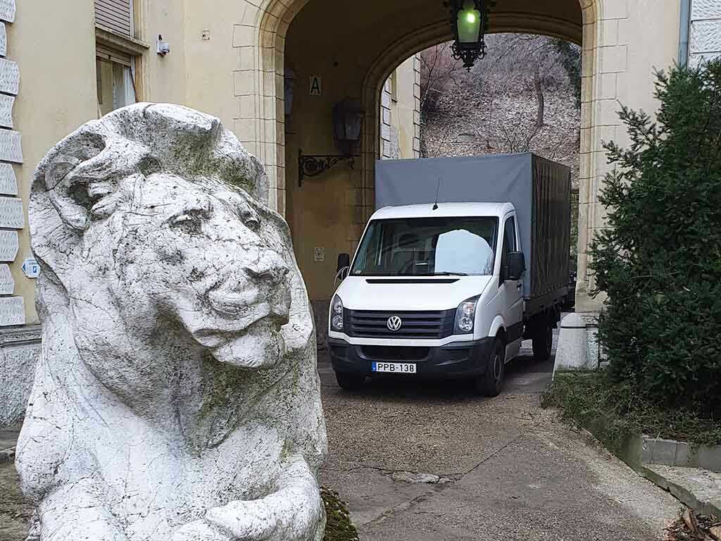 Teherszállító teherautó műemlék épület kapujában – professzionális teherszállítás Budapesten